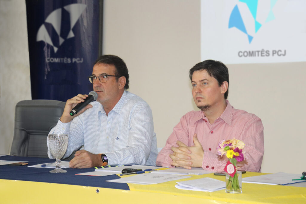 Luciano Almeida (presidente) e André Navarro (sec. executivo) durante a reunião plenária dos Comitês PCJ (Foto: Agência PCJ/Arquivo)